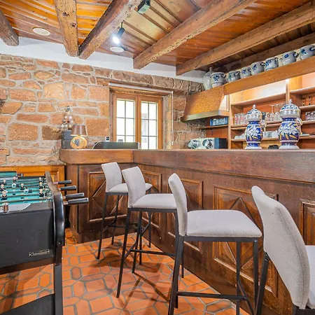 Maison De Groupe - Salle De Jeux, Cuisine, Salle A Manger Et Salon Ouverts *